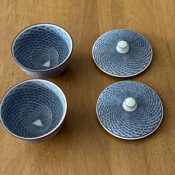 JAPANESE PORCELAIN FISH SCALES PATTERN BOWLS WITH LIDS. SET OF 2 - Picture 2 of 5